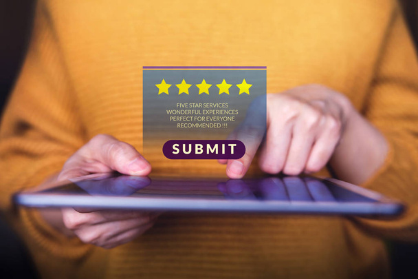 Customer Experience Konzept. zufriedene Kunden, die ein digitales Tablet verwenden, um eine positive Bewertung zu senden. Online-Umfrage zur Zufriedenheit  - Foto, Bild
