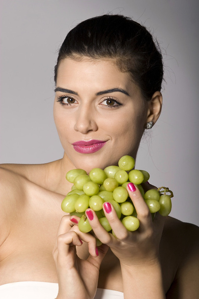 Woman with fresh green grapes - Fotoğraf, Görsel