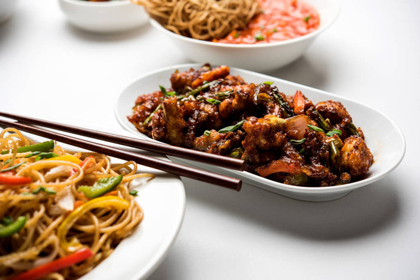 Асорті Індо-китайські страви в групі включає Schezwan/Сичуаньська локшина Хакка, овочі Смажений рис, овочі Маньчжурський, американський Чоп suey, Чилі панір, хрусткий овочевий і овочевий суп - Фото, зображення