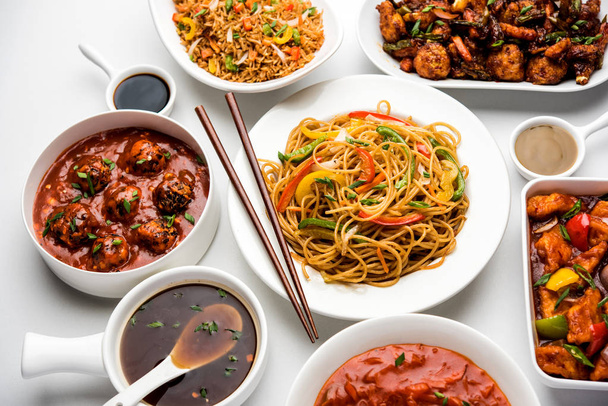 Surtido de alimentos chinos Indo en grupo incluye Schezwan / Szechuan hakka fideos, arroz frito veg, veg manchurian, chop suey americano, paneer chile, crujiente sopa de verduras y verduras
 - Foto, Imagen