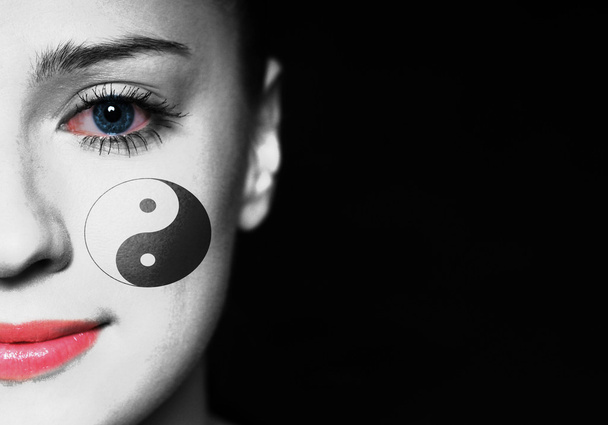 Ying Yang szimbólum nő arcán festett - Fotó, kép