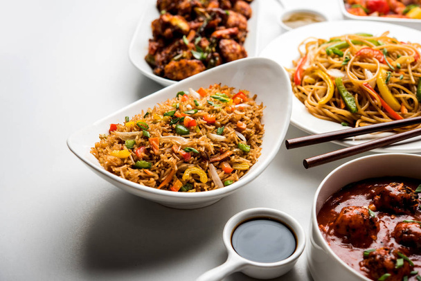 Surtido de alimentos chinos Indo en grupo incluye Schezwan / Szechuan hakka fideos, arroz frito veg, veg manchurian, chop suey americano, paneer chile, crujiente sopa de verduras y verduras
 - Foto, Imagen