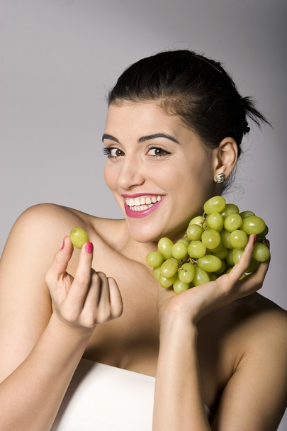 Woman with fresh green grapes - Fotoğraf, Görsel