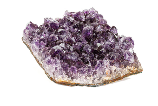 Close-up van Amethist Crystal Druse macro mineraal op witte achtergrond - Foto, afbeelding