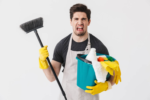 Handsome brunette houseman wearing apron - Foto, imagen