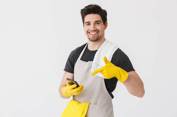 Handsome brunette houseman wearing apron - Φωτογραφία, εικόνα