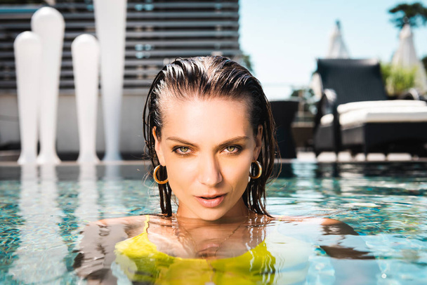 bela mulher sexy olhando para a câmera na piscina no resort
 - Foto, Imagem