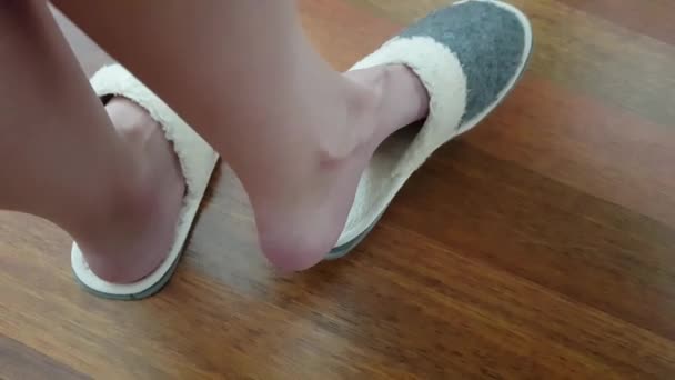 Pies de piel blanca chica en zapatillas, vista superior, pierna tirón
. - Metraje, vídeo