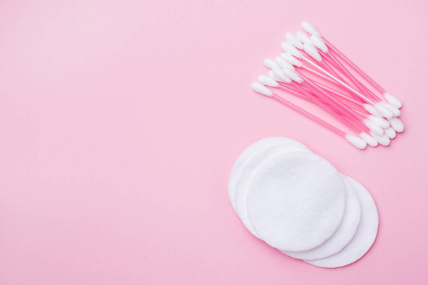 Pink cotton buds and cotton swabs on pink background. Selective focus Copy space. - Φωτογραφία, εικόνα