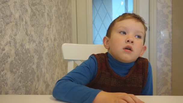 erzählt emotional die Geschichte eines Jungen am Tisch - Filmmaterial, Video
