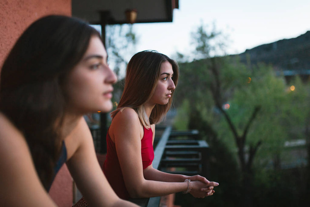 Due giovani donne guardano il tramonto dal loro balcone
. - Foto, immagini
