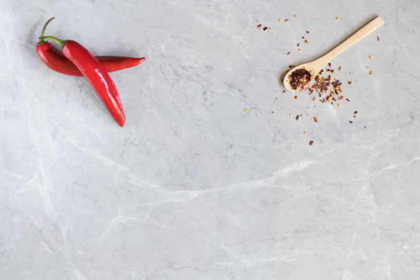 Pasta chili wymieszać z papryki na tle kamienia. Peperoncino. To przyprawa jest składnikiem Harissa, ajika, Muhammara lub innych Bliskiego Wschodu żywności - Zdjęcie, obraz