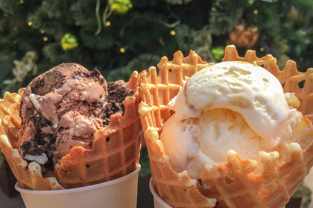Dos cucharadas de helado en dos conos
 - Foto, imagen