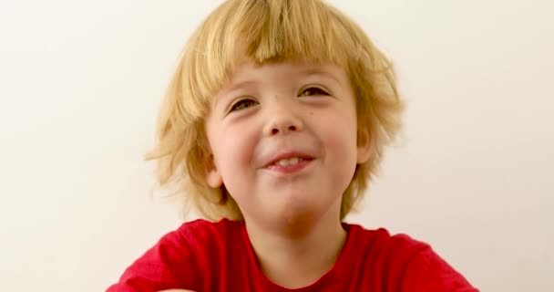 Játékos gyermek mutatja nyelv - Felvétel, videó