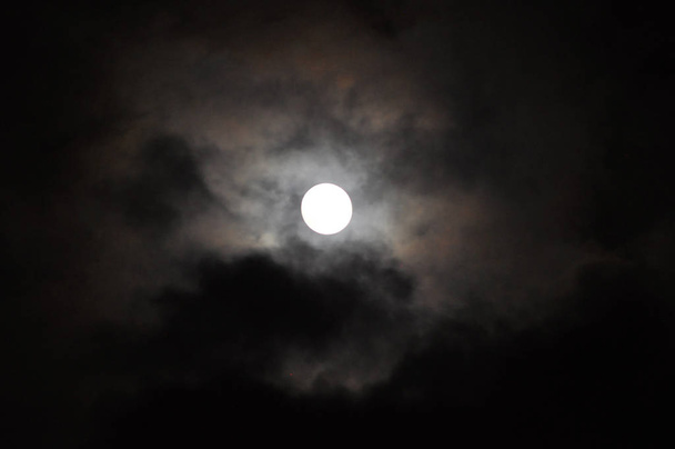 Σούπερ πανσέληνο με σύννεφα τη νύχτα, δραματική πυκνό σύννεφα στο σεληνόφως - Φωτογραφία, εικόνα