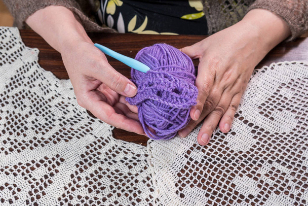 Mulher crochê guardanapos decorativos, xales e cachecóis
 - Foto, Imagem