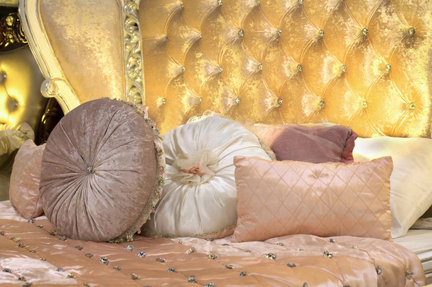 Mattress and luxury pillows sold in the mall - Foto, immagini