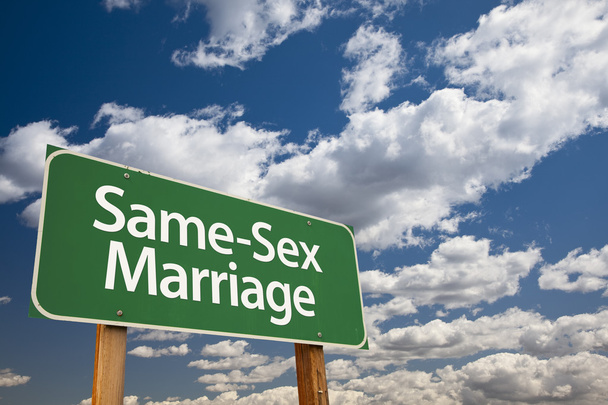 Mariage entre personnes de même sexe Panneau vert et nuages
 - Photo, image