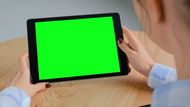 Femme regardant ordinateur tablette avec écran vert - concept clé chroma
 - Séquence, vidéo