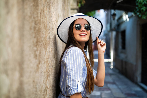 Smiling summer woman with hat and sunglasses - Fotó, kép