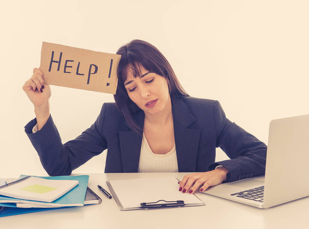 Young beautiful business woman suffering stress working at desk holding help sign feeling tired and frustrated looking overworked and overwhelmed. In business education, fail and technology concept. - Foto, Imagen
