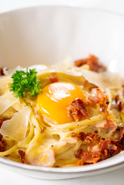 carbonara spaghetti with egg and cheese - Foto, imagen