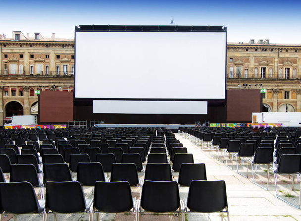 Outdoor Cinema, witte projectiescherm, lege stoelen. Piazza Maggiore, Bologna, Italië - Foto, afbeelding