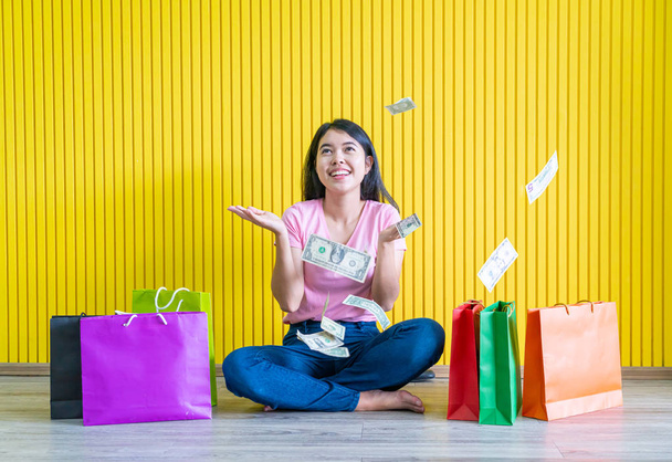 アジアの女性の持ち株ショッピング バッグ - 写真・画像