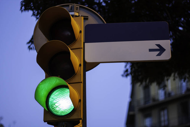 semáforo em verde com sinal de rua vazio para espaço de cópia
 - Foto, Imagem