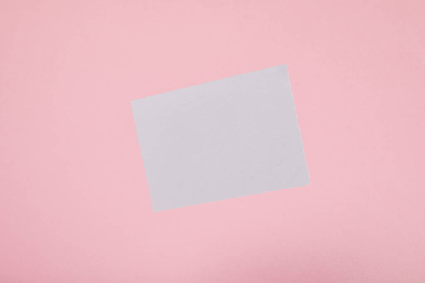 vista superior de la tarjeta blanca en blanco sobre fondo rosa
 - Foto, Imagen