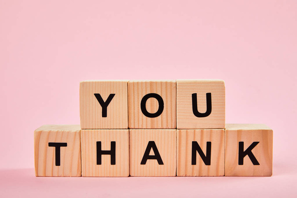 Holzblöcke mit Dankesworten auf rosa Hintergrund mit Kopierraum - Foto, Bild