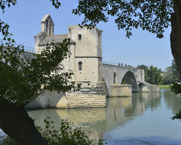 Híres pont Szent Bnzet vagy pont d ' Avignon a Szent Nichola kápolna a Petit Rhne Avignon, egy település Délkelet-Franciaországban a Tanszék Vaucluse a bal parton a Rhne Rive. - Fotó, kép