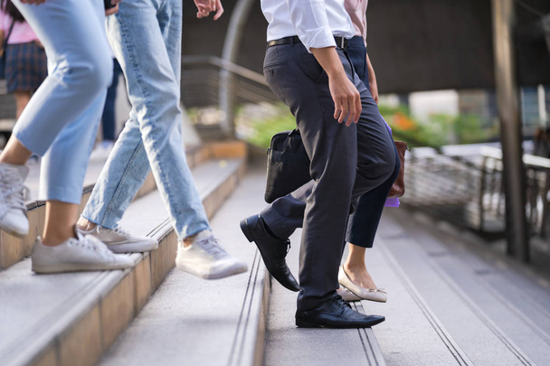 Close up de pernas e sapatos andando na rua na cidade
 - Foto, Imagem