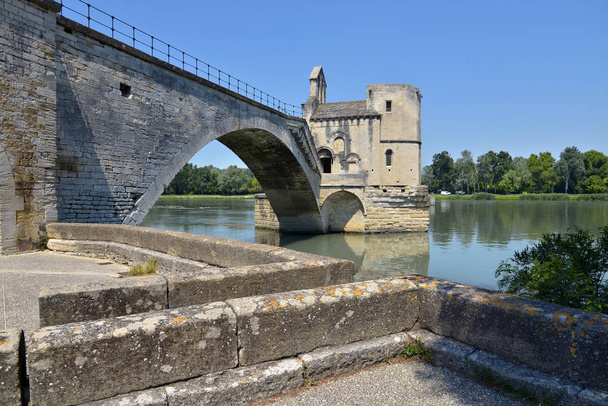 Το διάσημο Pont του Αγίου Βετζέ ή το Ποντ Ντ'αβινιόν με το παρεκκλήσι της Αγίας Νιτσόλα στο Petit Rhne στην Αβινιόν, μια κοινότητα στη νοτιοανατολική Γαλλία, στο τμήμα του Vaucluse, στην αριστερή όχθη της πόλης του Rhne. - Φωτογραφία, εικόνα