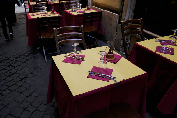 Mesas vacías en un restaurante al aire libre en Roma, Italia en abril 28, 2019
 - Foto, Imagen