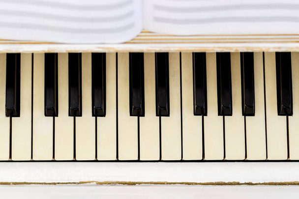 Piano close-up, muziekinstrument. Leer het instrument te spelen - Foto, afbeelding