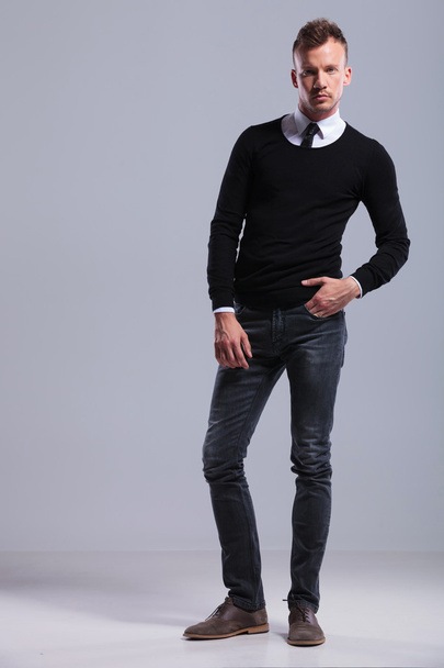 casual man standing with hand in pocket - Foto, Bild