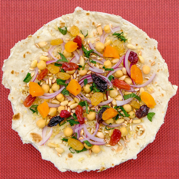 Base de pizza saludable con frutas y frutos secos
 - Foto, imagen