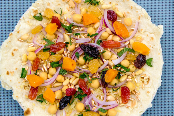Meyve ve Fındık ile Sağlıklı Pizza Baz - Fotoğraf, Görsel
