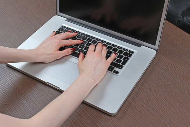 Typing on laptop keyboard - Фото, зображення