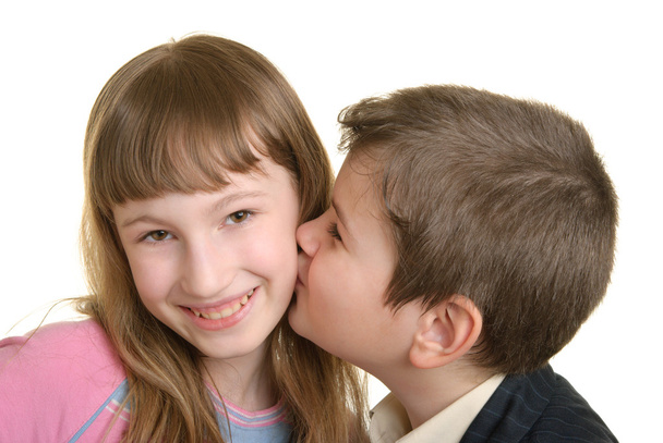chłopak całuje dziewczynę w policzek - Zdjęcie, obraz