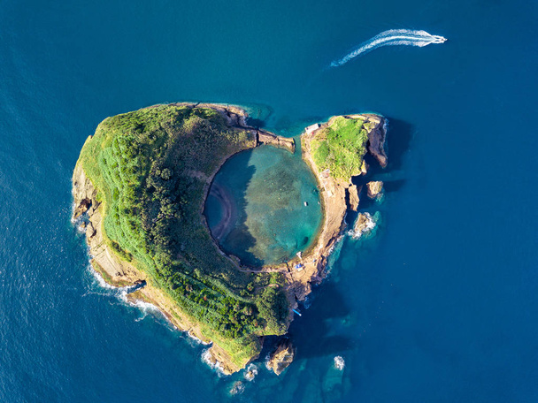 Azoren panoramisch uitzicht vanuit de lucht. Bovenaanzicht op het eiland Vila Franca do Campo. Krater van een oude onderwatervulkaan. eiland San Miguel, Azoren, Portugal. Hart gesneden door de natuur. Vogeloogzicht. - Foto, afbeelding