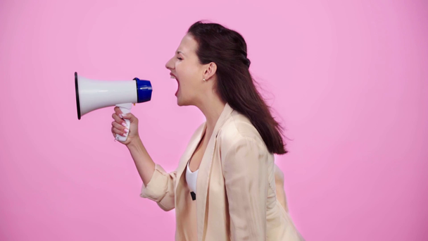 Zeitlupe der Luft weht im Haar des wütenden Mädchens schreit in Mundstück isoliert auf rosa - Filmmaterial, Video