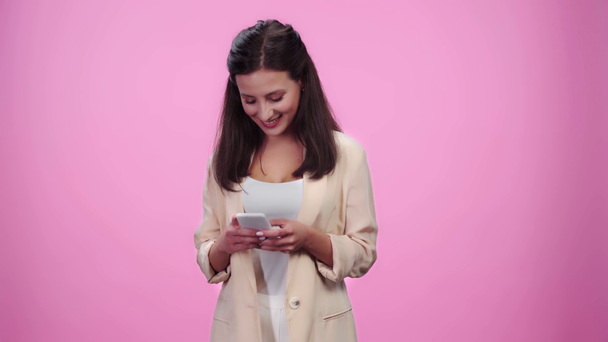 menina bonita usando smartphone, sorrindo e digitando em rosa
 - Filmagem, Vídeo