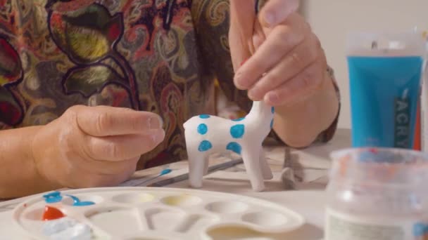 Senior dames handen Coloring een hert - Video