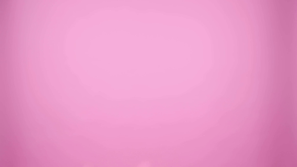 hermosa chica en auriculares escuchando música, gestos y bailando en rosa
 - Metraje, vídeo