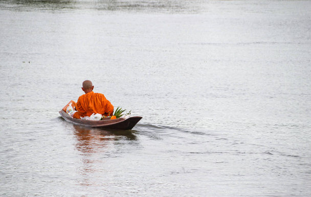A szerzetesek is ferried, hogy könyörögni ételért reggel hajóval - Fotó, kép