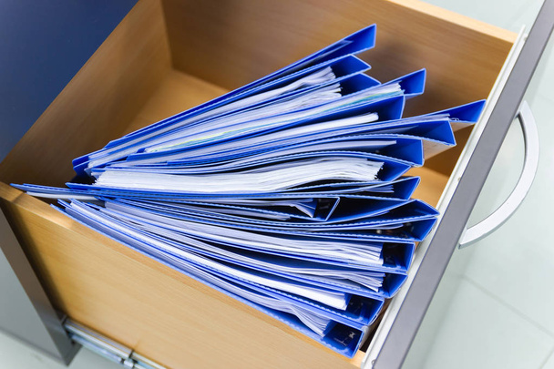 blauwe bestand map documenten In een archiefkast bewaren van contracten. - Foto, afbeelding