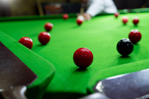 Játék Snooker biliárd vagy nyitókeret játékos készen áll a bal - Fotó, kép