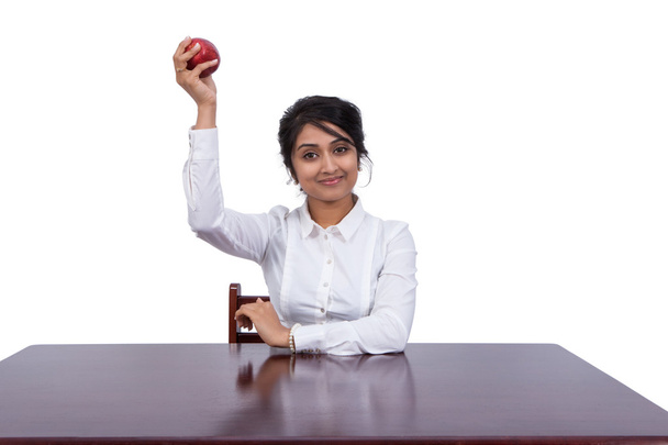 Zakenvrouw met een appel - Foto, afbeelding